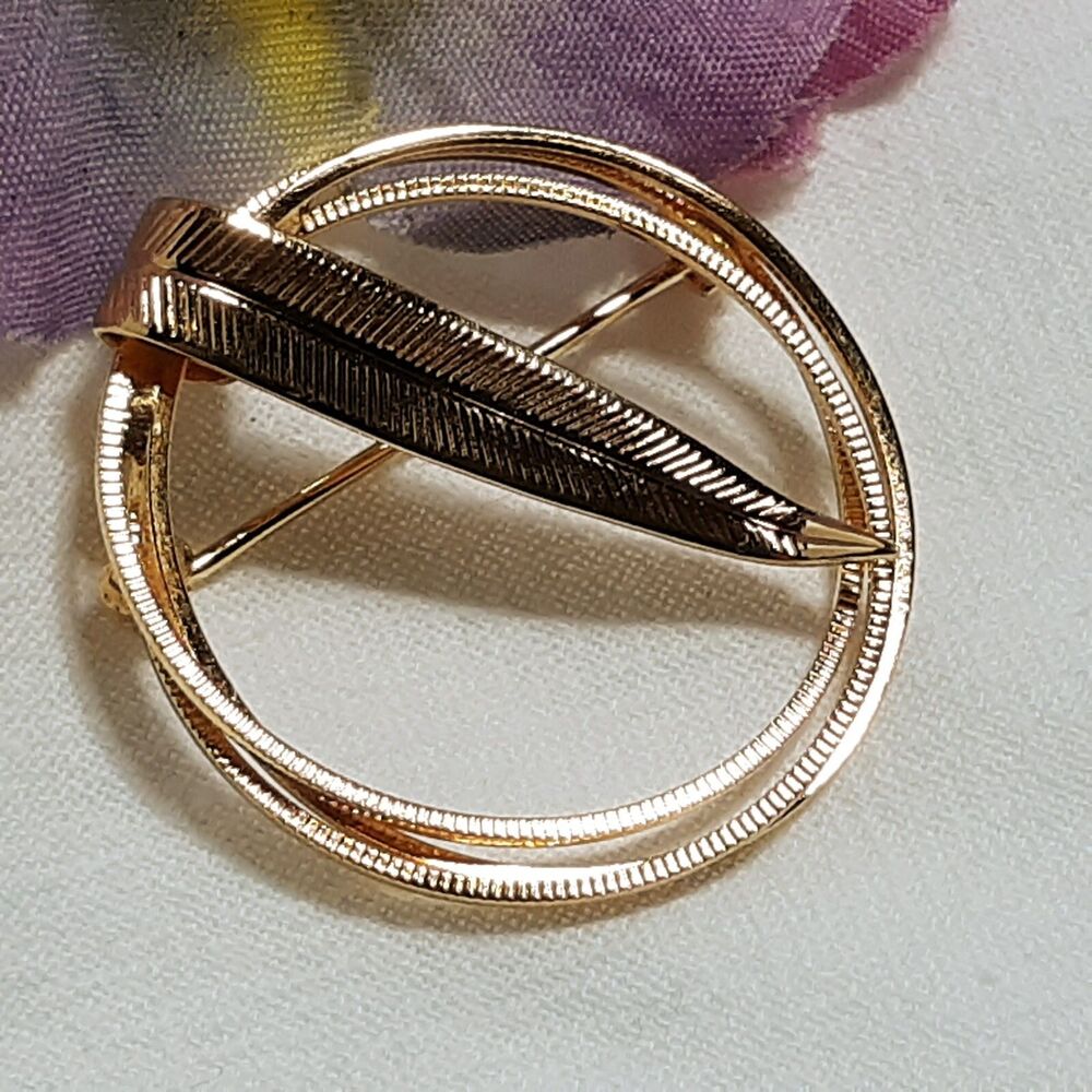 Vintage Leaf Round Brooch Pin Rope Gold Tone Circle Statement Jewelry Unique